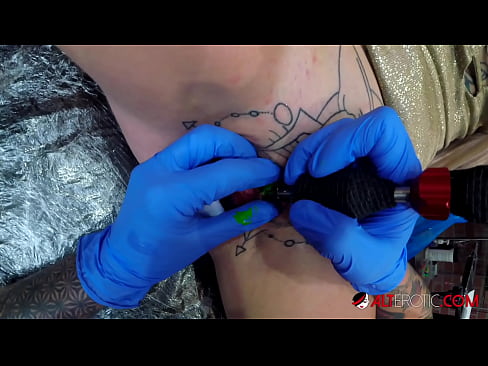 ❤️ Extrem tattooed Hottie Sully Savage krut en Tattoo op hirem Klitoris Hausgemachte Porno bei eis ❌️❤