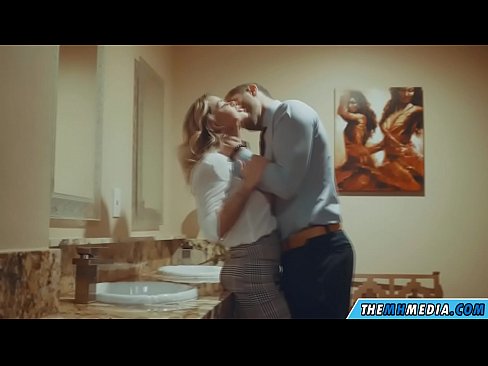 ❤️ Wann eng Busty Blond Iech an engem ëffentlechen Toilette verféiert Hausgemachte Porno bei eis ❌️❤